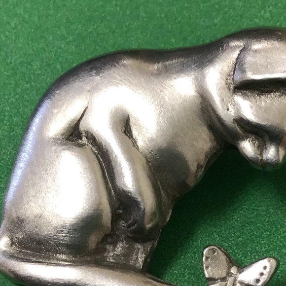 Vintage Pewter Cat with Butterfly Brooch Pin - Picture 8 of 11